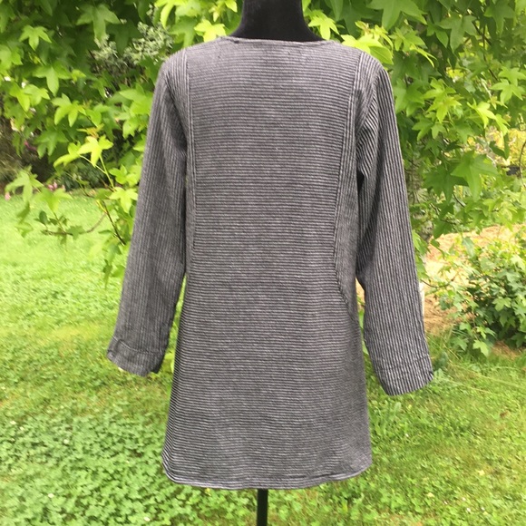 Tulip Button Down Tunic Top with Pockets - Picture 6 of 9